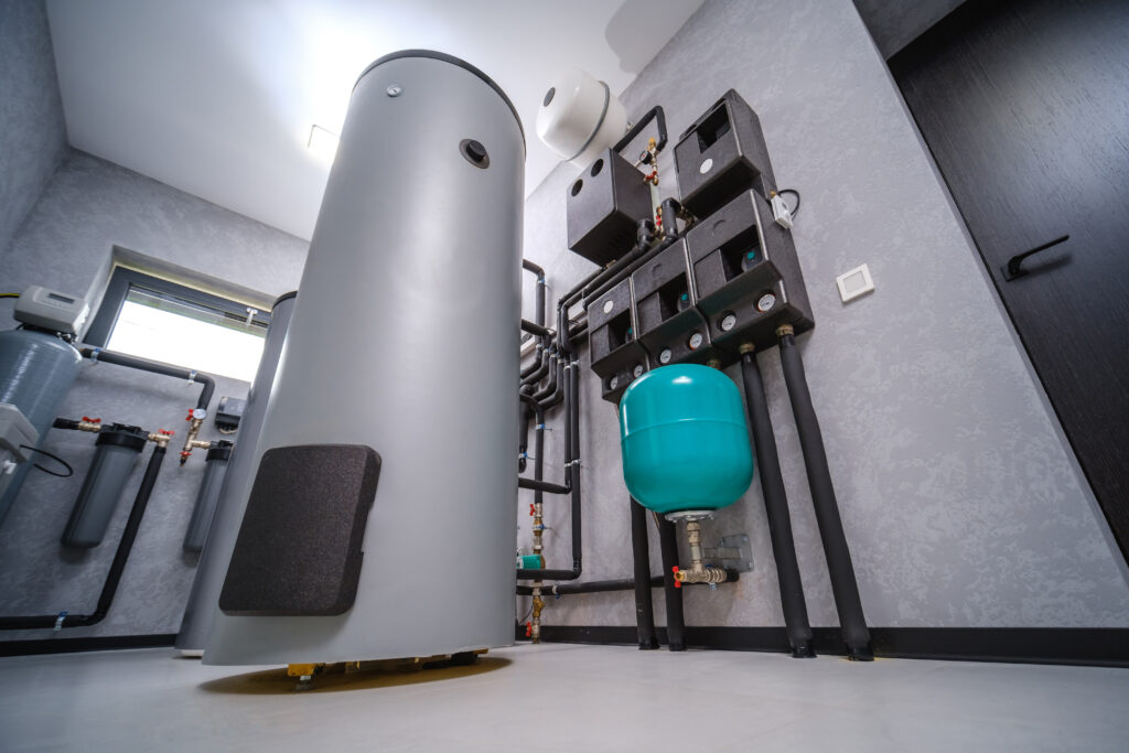 Heizungsraum mit einem Wasserspeicher und Hydraulik