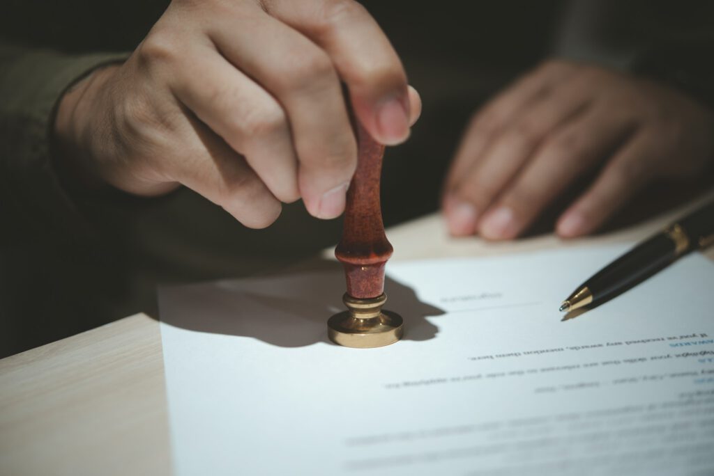 Mann setzt einen Stempel