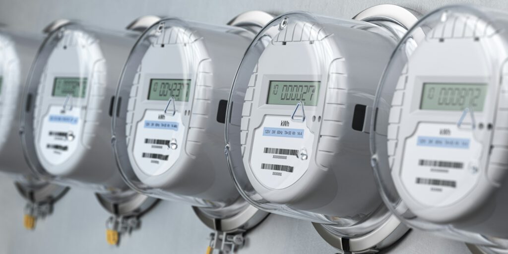 Zweirichtungszähler zeigt den Verbrauch und die Produktion in Kilowattstunde (kWh) an