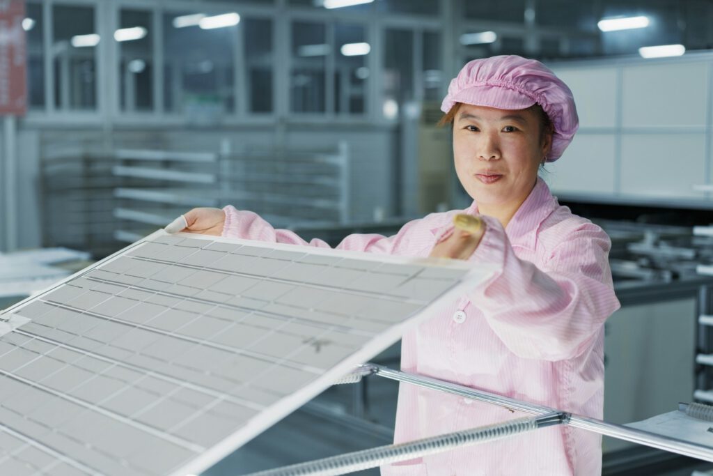 Eine Frau erläutert das Back Surface Field (BSF) eines PV-Moduls
