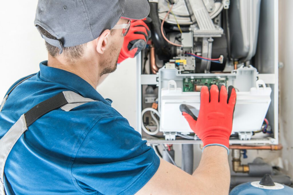 Heizungsbauer arbeitet an einer Gasheizung
