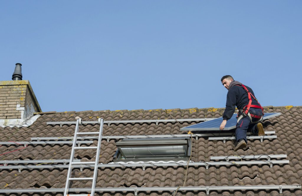Dachhacken verbinden den Dachstuhl mit dem Schienensystem für PV-Module