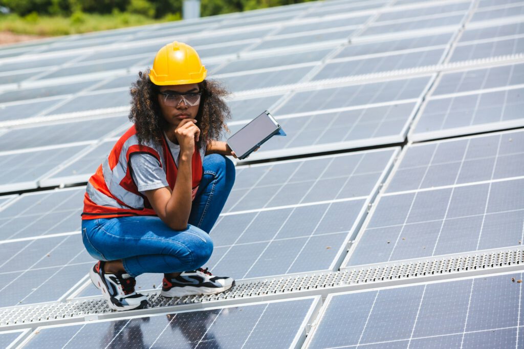 Technikerin prüft die Flächenlast einer Solaranlage