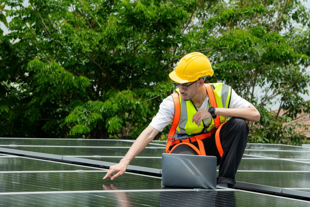Techniker prüft die Degradation einer PV-Anlage