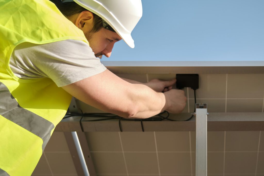 Techniker arbeitet am Backsheet eines PV-Moduls